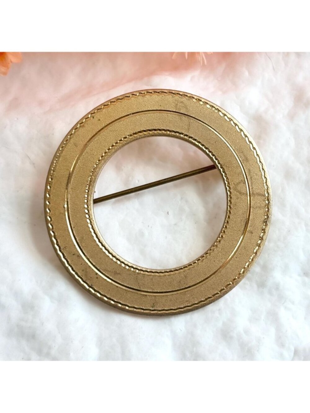 Wreath Shaped Textured 80's Style Gold Toned Vintage Brooch | Pin